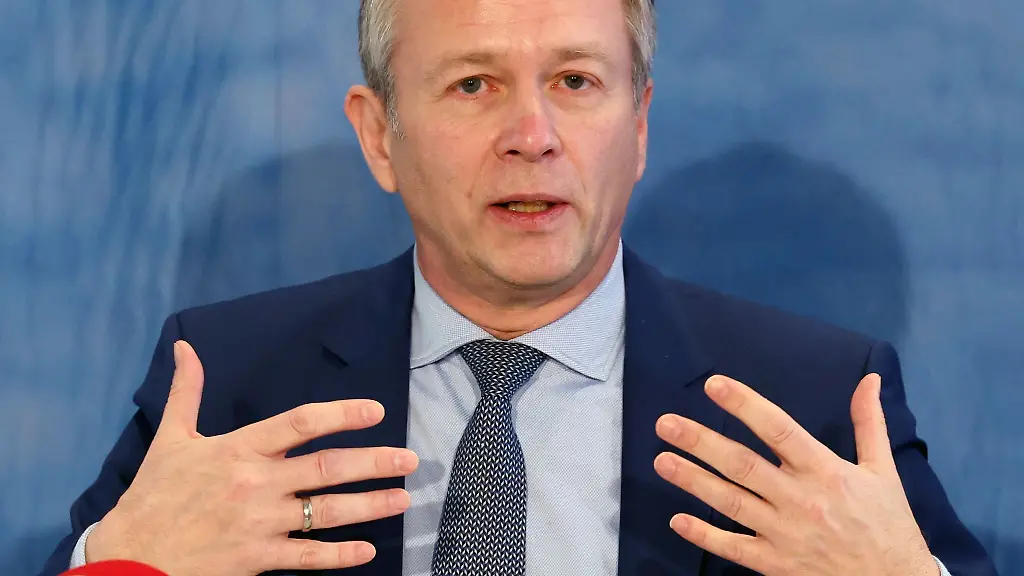 MVs-Finanzminister-Heiko-Geue-SPD-hat-den-meist-mittelstaendischen-Baufirmen-im-MV-eine-Beteiligung-an-den-geplanten-Bauvorhaben-von-Land-und-Bund-zugesichert