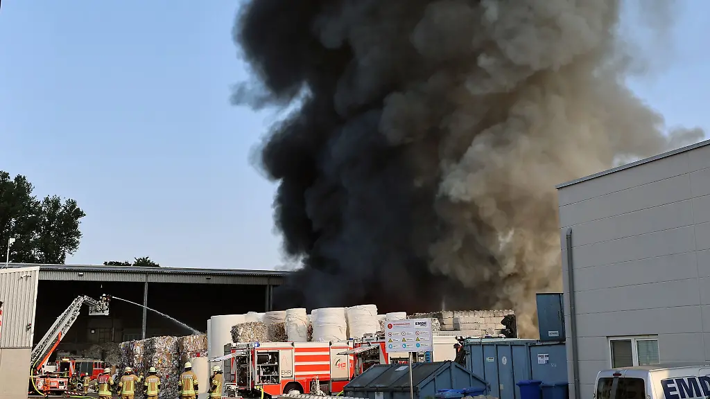 Die-Rauchsaeule-ueber-dem-Firmengelaende-war-weithin-zu-sehen