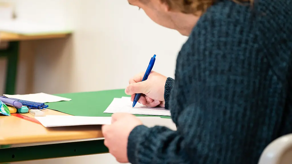 Die-Schule-startet-in-Hessen-in-diesem-Jahr-mit-einem-Handy-und-Waffenverbot