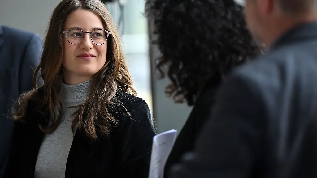 Die-Linke-Fraktion-mit-Lena-Saniye-Guengoer-macht-Vorschlaege-zur-Arbeitsmarktpolitik