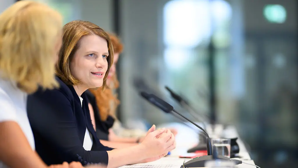 Kultusministerin-Hamburg-wirbt-zum-Schulstart-fuer-Geduld-und-verspricht-weiter-um-jede-Lehrkraft-zu-kaempfen