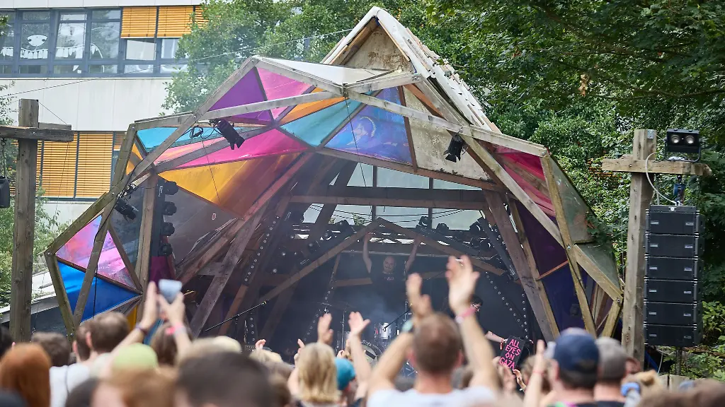 Das-Musik-und-Kunstfestival-MS-Dockville-findet-in-diesem-Jahr-verkuerzt-an-zwei-statt-drei-Tagen-statt