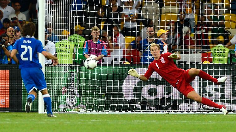 Lässig. Aber nicht der erste italienische Lupfer vom Punkt. Im Jahr 2000 traf Francesco Totti so im EM-Halbfinale gegen Gastgeber Niederlande.