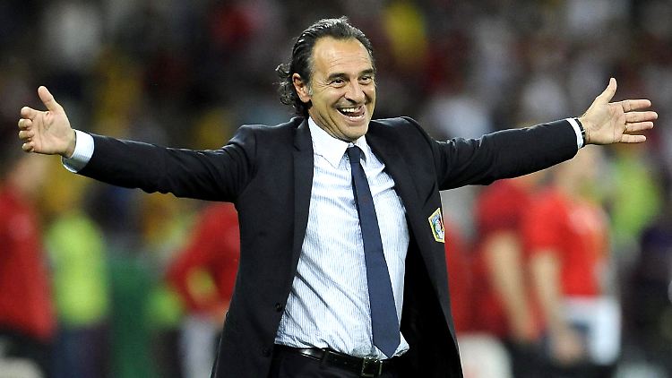 Italiens Nationaltrainer Cesare Prandelli will gegen Deutschland mit seiner Taktik überraschen.