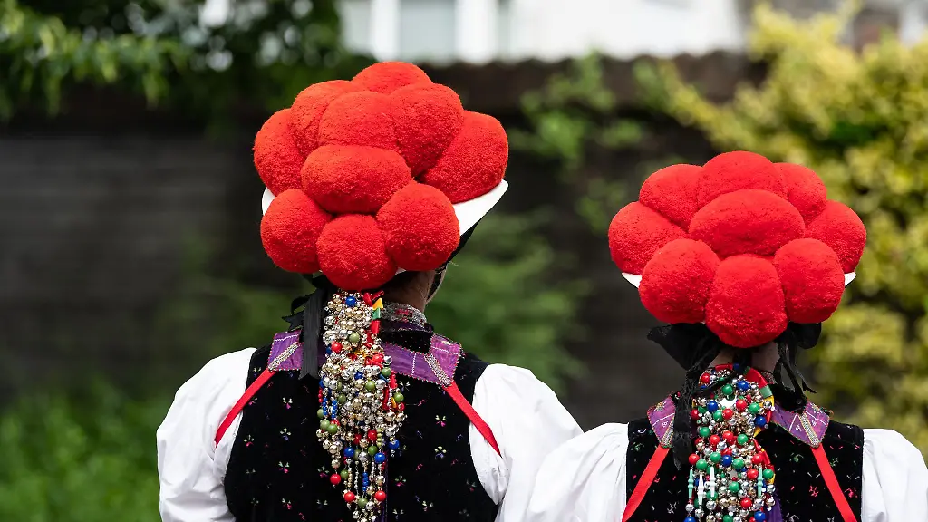 Die-Originaltracht-mit-dem-Bollenhut-gilt-weltweit-als-Symbol-fuer-den-Schwarzwald