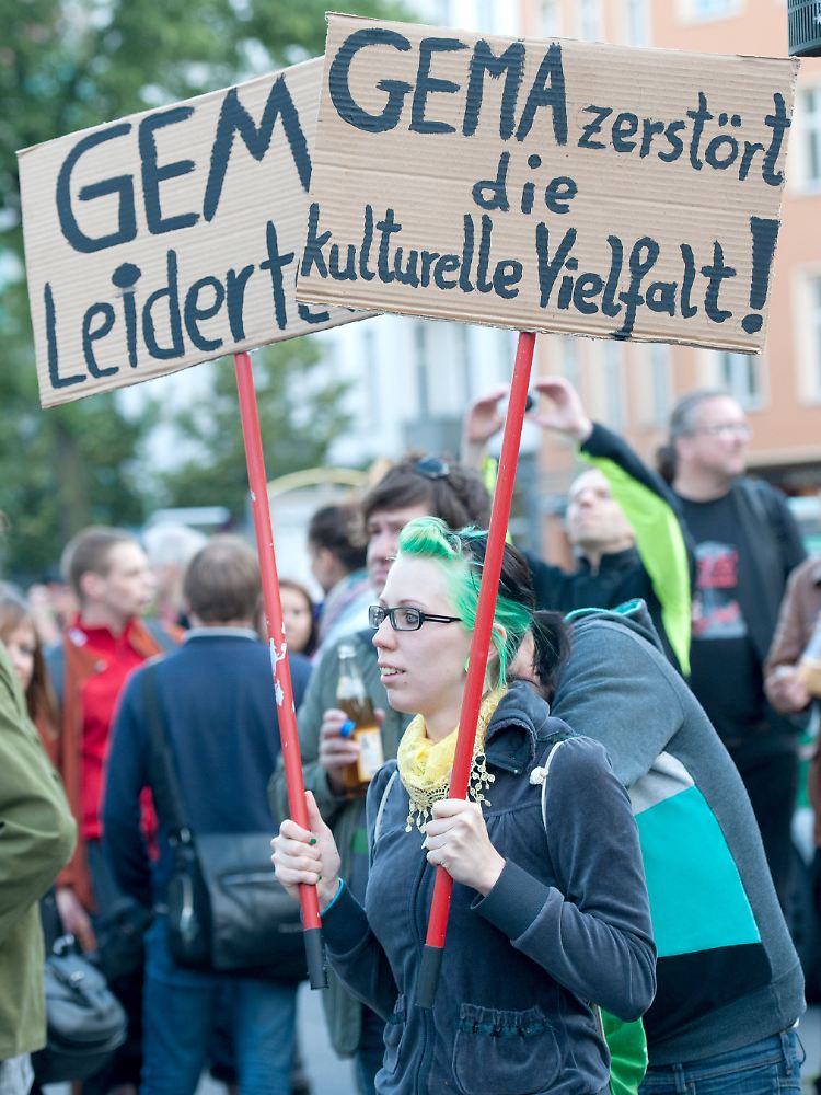 Demonstration im Berliner Stadtteil Prenzlauer Berg gegen die neuen Gema-Tarife. Die Berliner Initiative "FAIRplay - Gemeinsam gegen GEMAinheiten" hatte dazu aufgerufen.