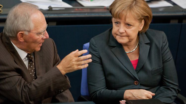 Nicht einig: Schäuble kann sich eine Volksabstimmung über eine weitere Integration in die EU bald vorstellen. Kanzlerin Merkel will noch nicht daran denken.