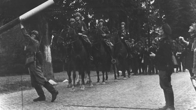 Beim Einmarsch deutscher Truppen in Polen am 1. September 1939 beseitigen  Wehrmachtssoldaten einen Schlagbaum an der ehemaligen Zoll-Grenze von Zoppot nach Gdingen. Am selben Tag verkündet Hitler vor dem Berliner Reichstag mit dem Ausspruch "Seit 5.45 Uhr wird zurückgeschossen..." den Ausbruch des Zweiten Weltkriegs. 