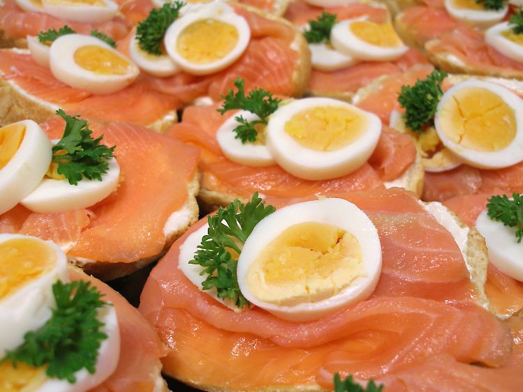 Verbraucher sollten beim Kauf von verpacktem Räucherfisch unter Schutzatmosphäre auf das Mindesthaltbarkeitsdatum achten.