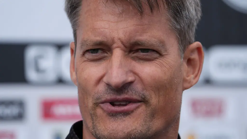 Vorfreude-auf-die-Saison-FC-St-Paulis-Cheftrainer-Alexander-Blessin