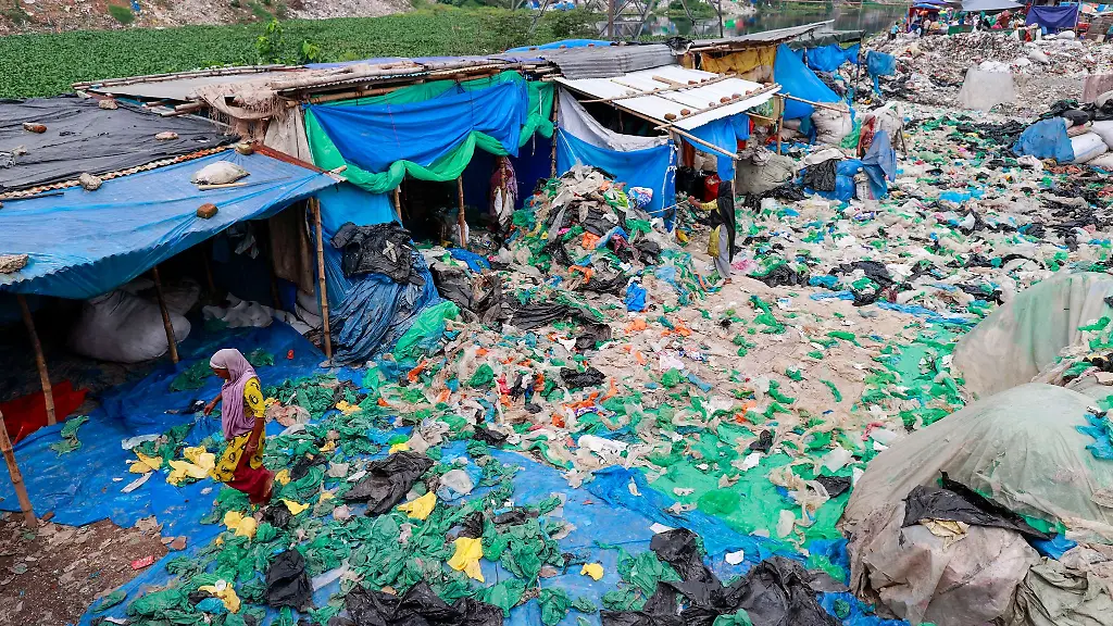 Viele-Entwicklungslaender-versinken-mangels-Recyclingmoeglichkeiten-in-Plastikmuell
