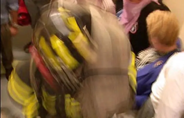 John-Labriola-hat-diese-dramatischen-Aufnahmen-von-der-Flucht-aus-dem-Treppenhaus-des-WTC-gemacht