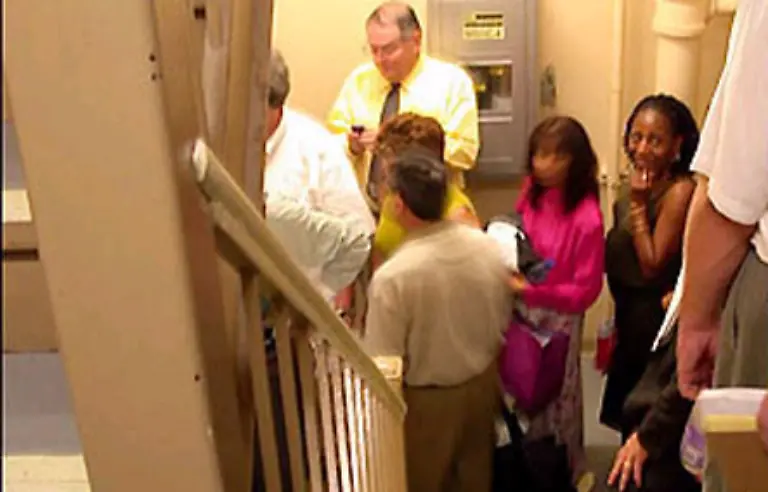 Veraengstigte-Menschen-versammeln-sich-im-Treppenhaus-waehrend-der-Evakuierung-des-Nordturms-der-soeben-von-einer-Linienmaschine-getroffen-wurde