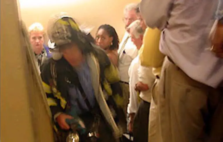 Waehrend-die-Fluechtenden-die-Treppen-hinunter-gehen-kaempfen-sich-Feuerwehrleute-hinauf-um-Leben-zu-retten