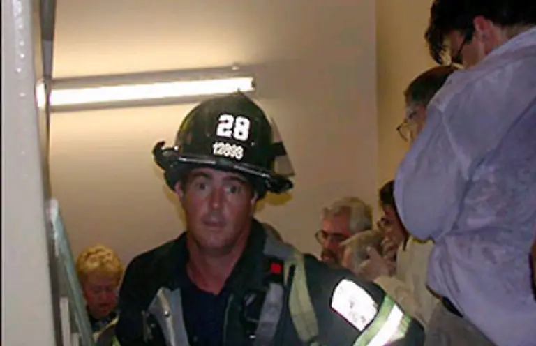 Der-Feuerwehrmann-Mike-Kehoe-hilft-bei-der-Evakuierung-Er-entkommt-schliesslich-lebend-dem-Inferno