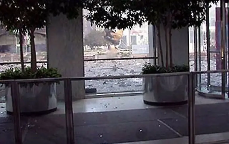 Truemmer-der-Maschine-die-in-den-Nordturm-raste-liegen-auf-dem-Platz-vor-dem-WTC