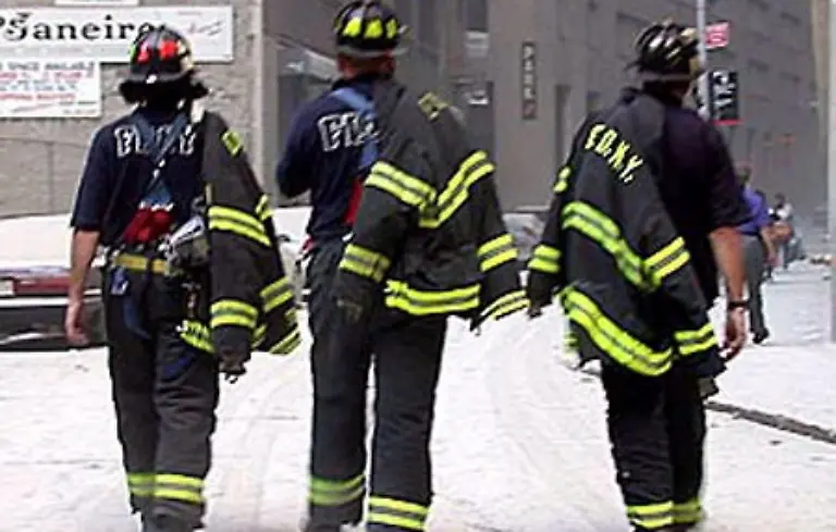 Die-Explosion-bedeckt-die-Strassen-mit-Staub-und-Truemmern