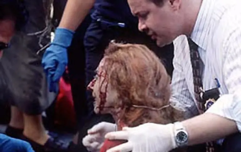 Rettung-in-letzter-Sekunde-fuer-diese-Frau-Nur-Minuten-spaeter-stuerzen-die-beiden-Tuerme-ein