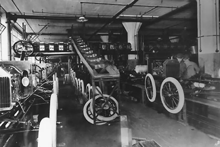 Dabei-hat-in-Detroit-alles-begonnen-Im-Jahr-1909-nimmt-Ford-mit-dem-legendaeren-Modell-T-in-Highland-Park-die-Massenfertigung-auf