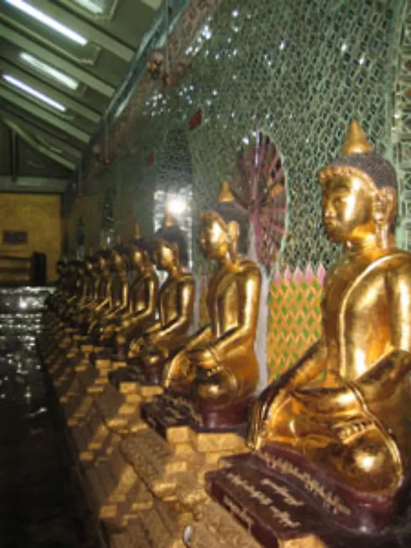 Grund-dafuer-ist-die-Tradition-buddhistischer-Klosterschulen-von-denen-es-viele-gibt