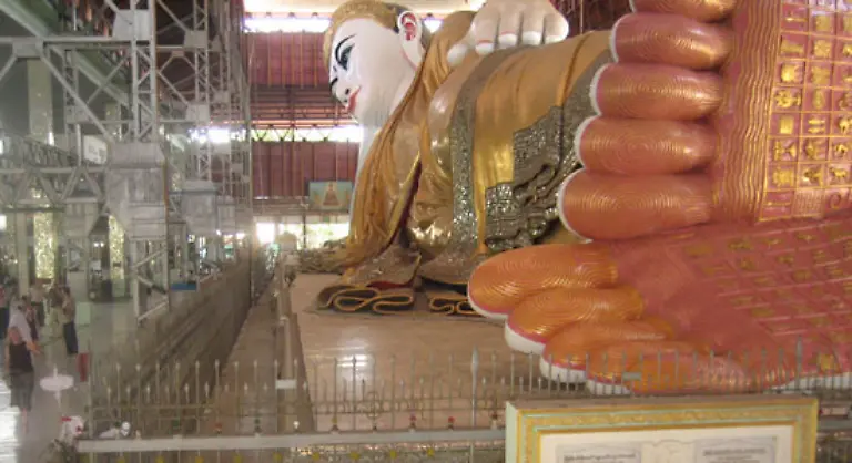 Fast-90-Prozent-der-Bevoelkerung-sind-Buddhisten-Jedoch-ist-der-Buddhismus-keine-Staatsreligion