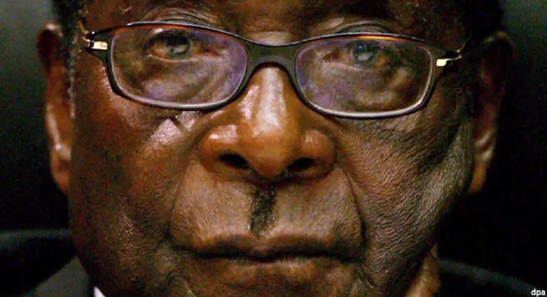Machterhalt-ist-die-letzte-Devise-des-selbsternannten-schwarzen-Hitler-Mugabe-sei-auf-seinem-langen-Weg-zur-Witzfigur-des-afrikanischen-Fuehrers-mutiert-sagt-der-suedafrikanische-Erzbischof-Desmond-Tutu