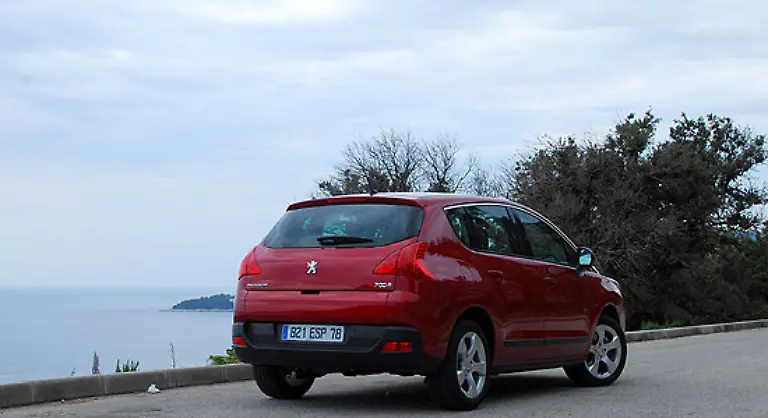 Eine-Mischung-aus-Limousine-SUV-und-Van-will-der-Neue-sein-Dazu-verbindet-er-die-hohe-Sitzposition-eines-Gelaendewagens-mit-dem-Platzangebot-eines-Vans-Fahren-lassen-soll-sich-der-3008-wie-eine-Limousine-Ein-Golf-Plus-auf-franzoesisch