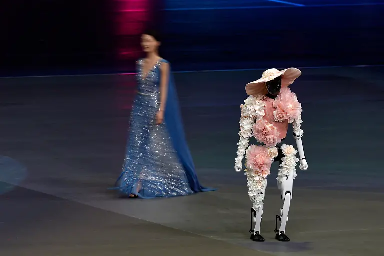 2025-08-14T153405Z-222998639-RC207GAEZ137-RTRMADP-3-CHINA-ROBOTS-GAMES