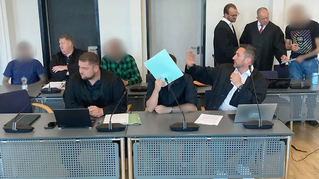 Vier-Maenner-auf-der-Anklagebank-im-Landgericht-Neubrandenburg