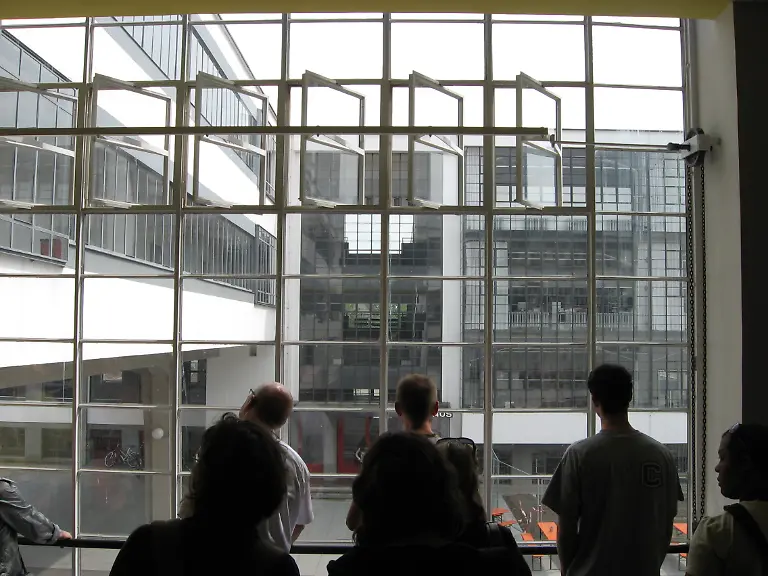 Bauhaus-Dessau-Besucher-Fensterfront