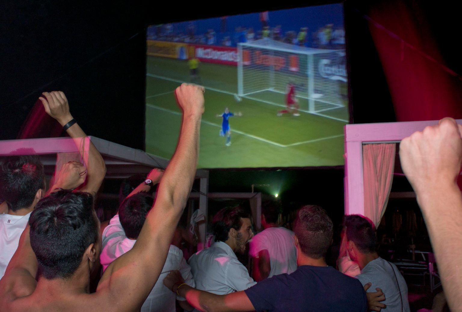 Millionen Fußball-Fans sehen zu, als Andrea Pirlo im Viertelfinale der EURO 2012 gegen England einen Elfmeter schießt, der sich in die Geschichte der geschossenen Panenkas einreihen wird - zelebriert in seiner schönsten Vollendung!