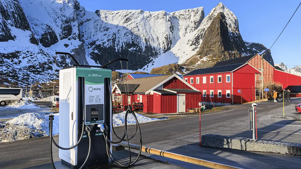 Eine-Ladesaeule-fuer-E-Autos-in-den-norwegischen-Bergen-In-Norwegen-werden-kaum-noch-Autos-mit-Verbrennermotor-zugelassen
