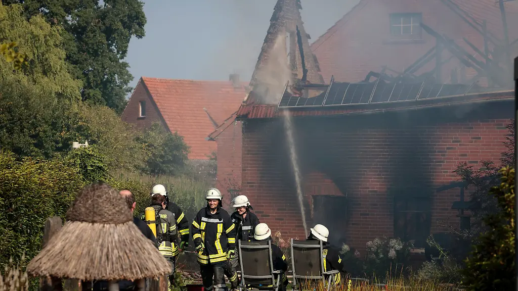 Die-Feuerwehr-loescht-die-Flammen