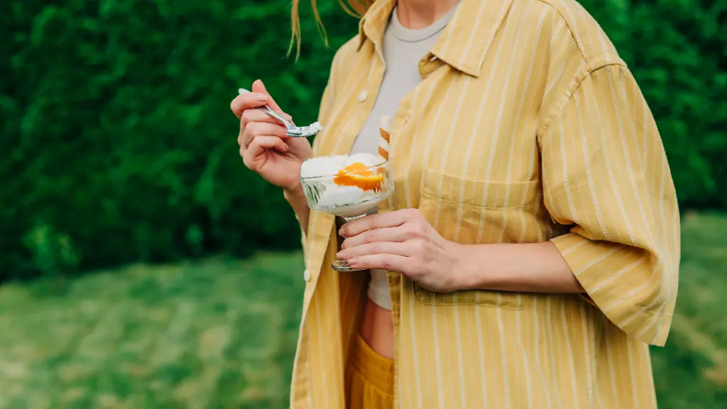 Lange-Zeit-galten-Streifen-fuer-kurvige-Frauen-als-modisches-Tabu-doch-diese-Regel-ist-laengst-ueberholt