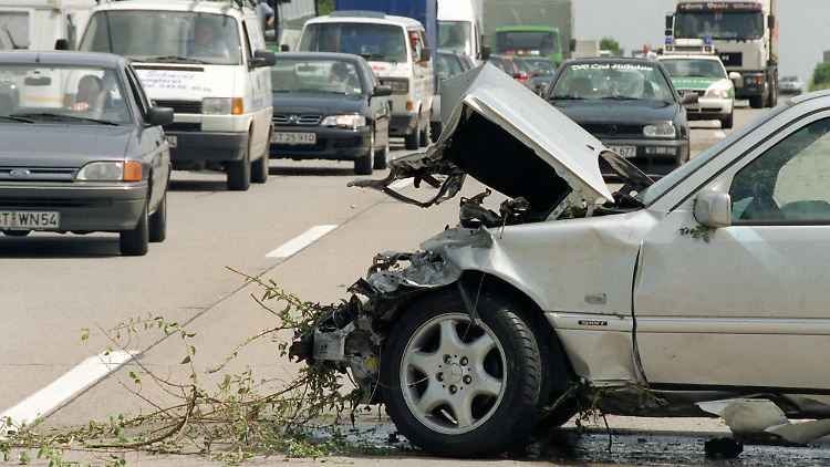 Nach einem Unfall auf der Autobahn, bei dem lediglich Blechschaden entstand, kommt es oftmals zu kilometerlangen Staus.