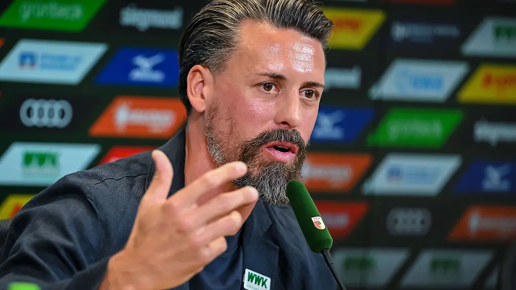 In-seinem-ersten-Pflichtspiel-mit-dem-FC-Augsburg-setzt-Trainer-Sandro-Wagner-im-DFB-Pokal-klar-auf-einen-Sieg