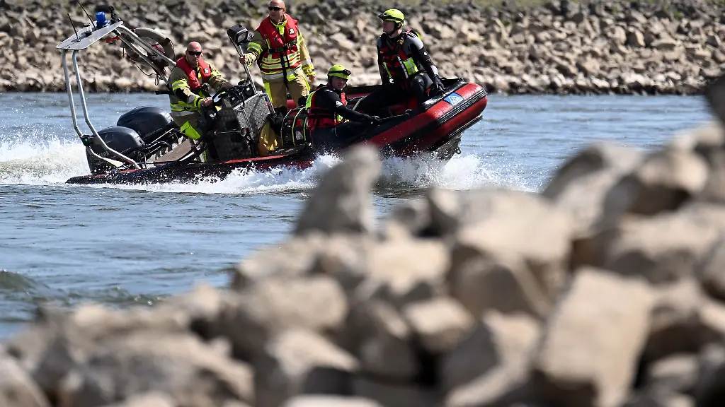 Acht-Rettungsboote-mit-Feuerwehrleuten-suchten-nach-dem-Schwimmer