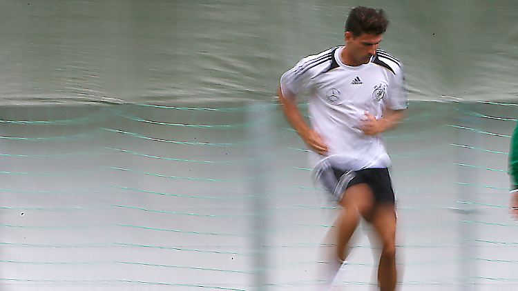 Er könnte es machen: Mario Gomez. Wenn er nicht wieder auf der Bank sitzt.