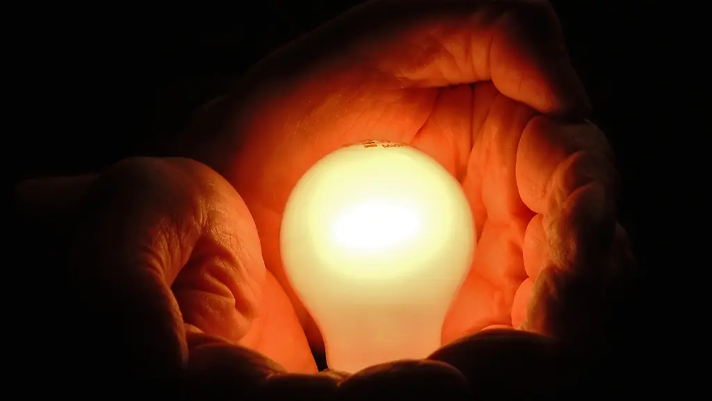 strom-lampe-licht-haende