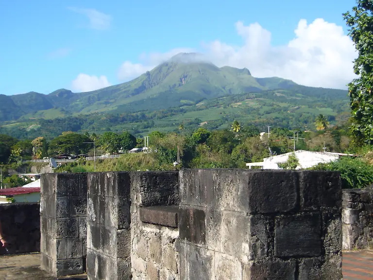 Montagne-Pelee-ruins