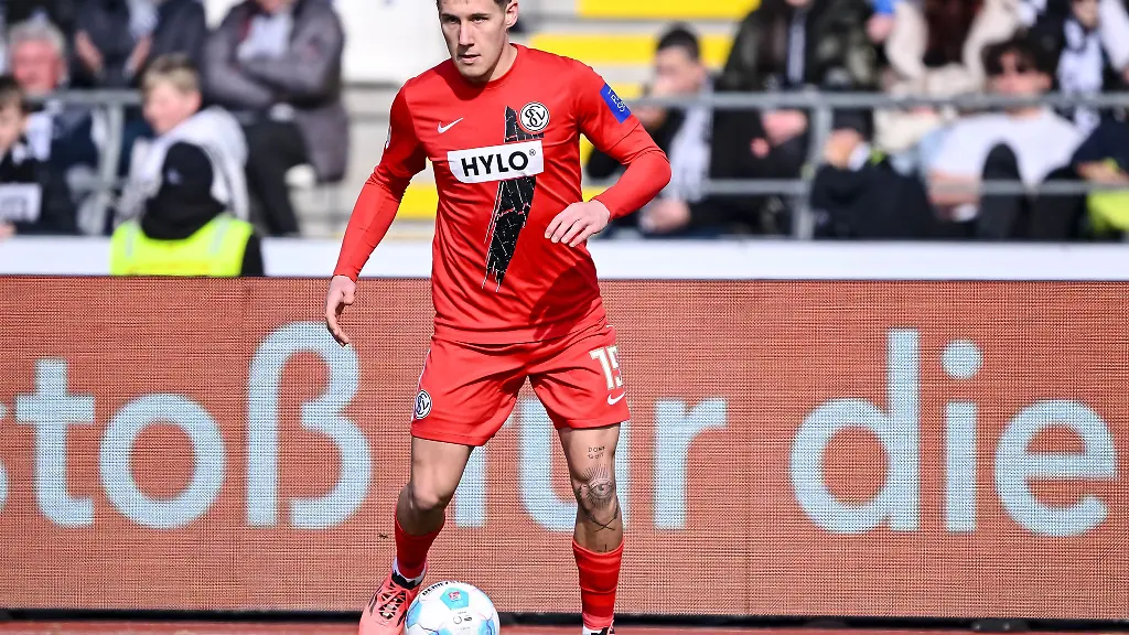 Kapitaen-Lukas-Pickert-und-die-SV-Elversberg-setzen-ihre-Zusammenarbeit-fort