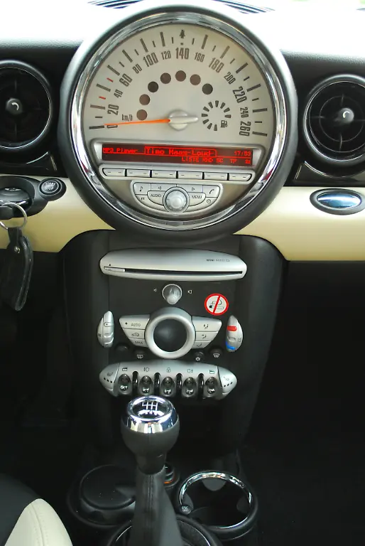 Citroen-DS3-vs-Mini-2010-04-30-09-39-12-2