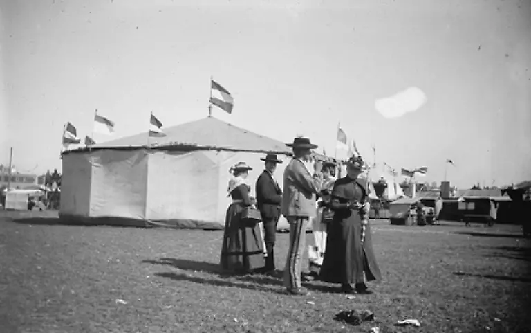 08-festbesucher-1890-72dpi