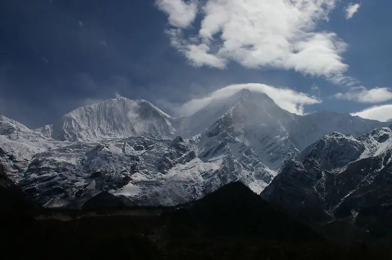 Manaslu-Nord-links-und-Manaslu-hinter-Wolken