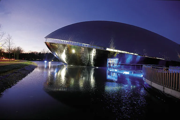 Science-Center-bei-Nacht-Seite
