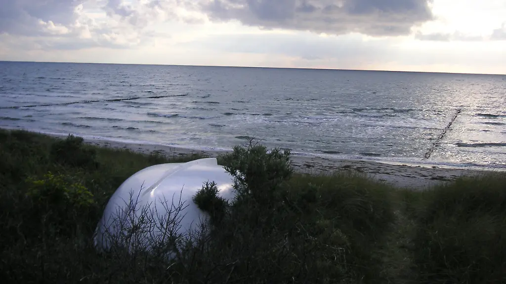 Hiddensee-Strand-Boot-Wolken