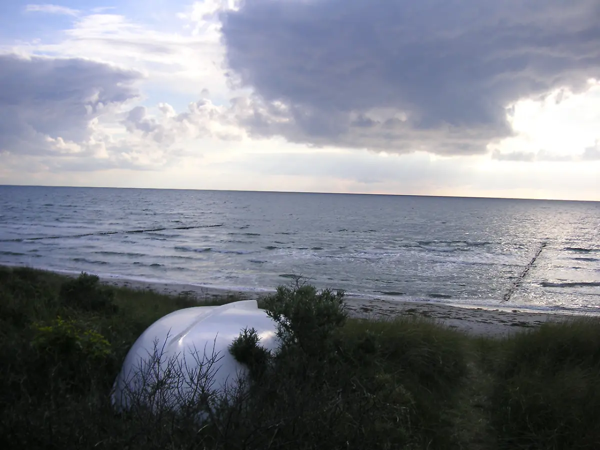 Hiddensee-Strand-Boot-Wolken