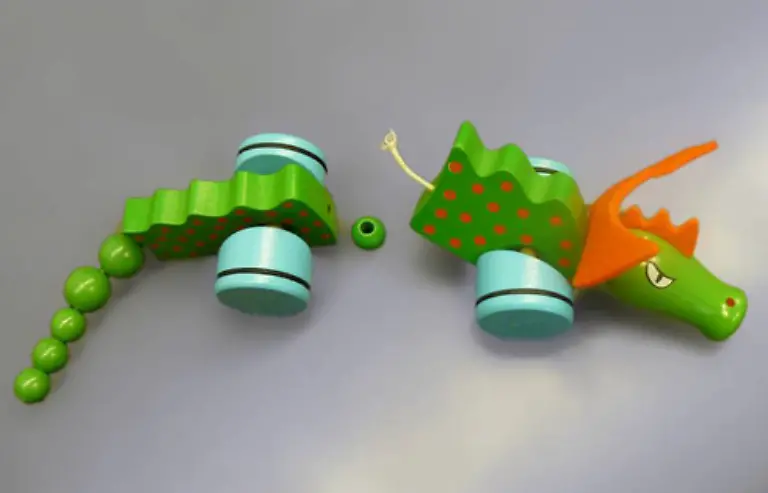 4152103-bildstrecke-spielzeug-drache-detail-gross