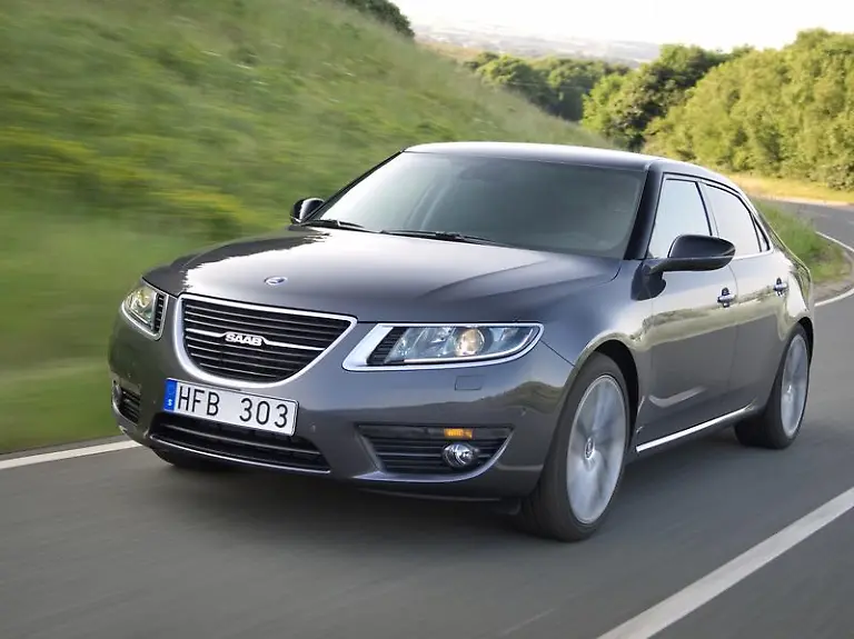 Der-9-5-ist-da-Mit-dem-Wagen-will-Saab-Spyker-in-eine-sichere-Zukunft-fahren-Bild-Saab-Protziger-Auftritt-Der-neue-Saab-ist-ein-Fuenfmeterschiff-mit-einer-schlichten-Silhouette-Bild-Saab-Grosser-Wagen-grosser-Innenraum-Im-9-5-hat-jeder-bequem-Platz-Ein-Wermutstropfen-Das-Design-der-Mittelkonsole-haette-moderner-sein-koennen-Bild-Saab-Den-Turbo-Motoren-bleibt-Saab-auch-unter-dem-neuen-Besitzer-Spyker-treu-Bild-Saab-Ein-schweres-Auto-mit-einem-starken-Motor-verbraucht-viel-Sprit-Der-Hersteller-gibt-den-Verbrauch-mit-8-6-Liter-an-Bild-Saab-Mit-dem-Saab-9-5-faehrt-man-gediegen-Den-gehobenen-Mittelklasse-Wagen-gibt-es-ab-33-700-Euro