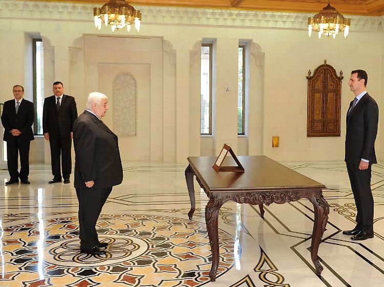 Zuvor war jeder Minister von Assad vereidigt worden. Das neue Kabinett besteht aus alten Gesichtern - ihm gehören ausschließlich loyale Parteigenossen und alte Gefolgsleute von Assad an.